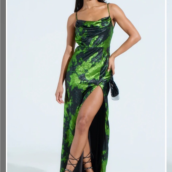 AKIRA Lennon Printed Metallic Maxi Dress. Size L NWT - Picture 3 of 5